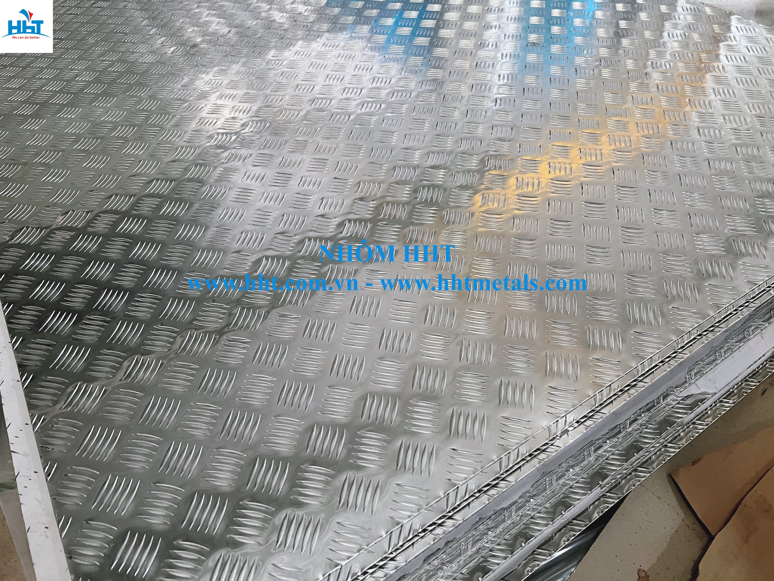 Nhôm gân chống trượt